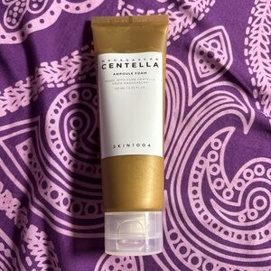 SKIN1004 Centella Ampoule Foam Cleanser - Gold & White
